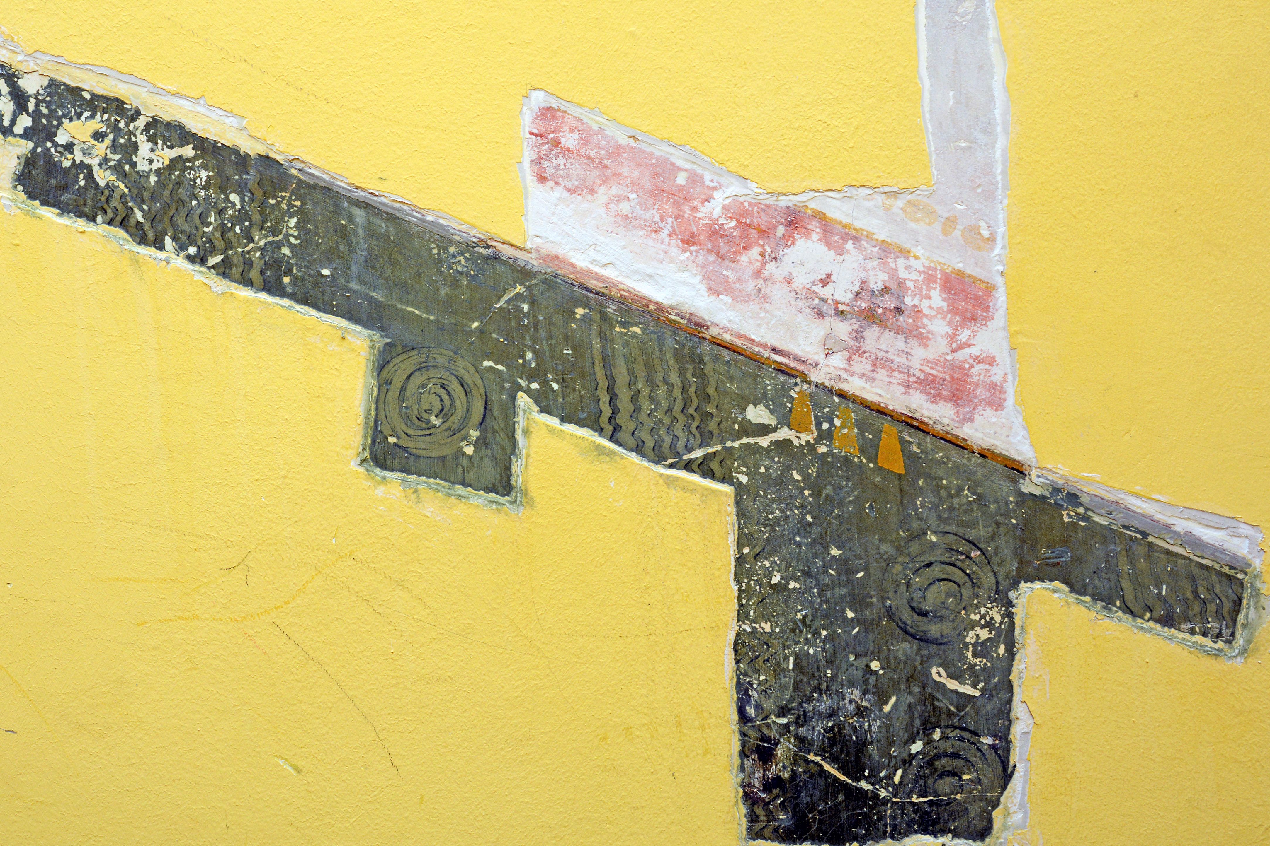 Befundöffnung an Wandgestaltung im Treppenhaus eines Jugendstilbaus